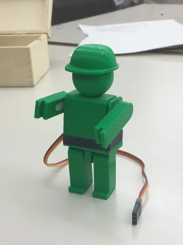 Ninot camioner per albergar un petit servomotor per moure un bra&ccedil; 